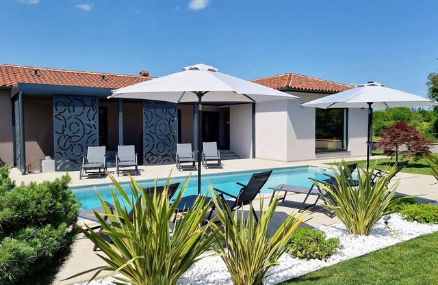 Beautiful designer villa with large Pool and Whirlpool