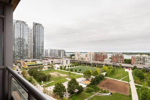Stylish Downtown Lakeview Condo - One Free Parking