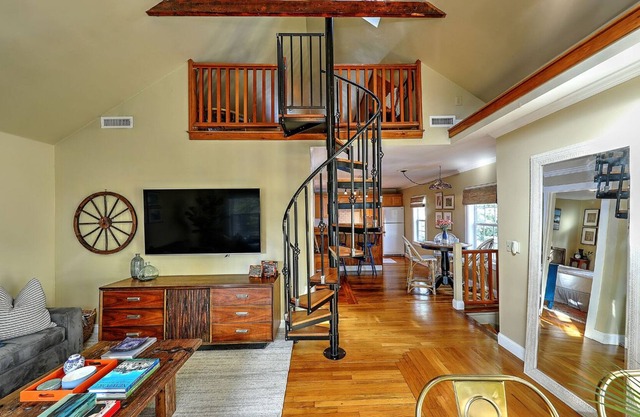 Stylish Downtown Newport Apartment