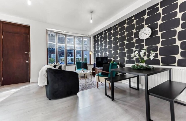 Stylish Ealing Haven: Modern 2BR Flat For Five