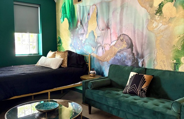 Stylish Emerald City Inspired Studio with Parking; Quiet Evanston Retreat