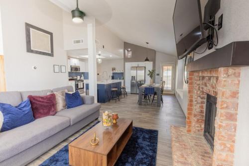 Stylish Escape 3BDRM with fireplace