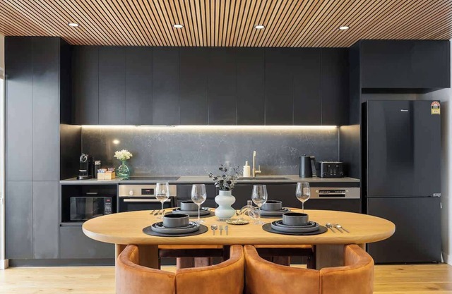 Stylish Escape: Walk to River, Dining & Shops