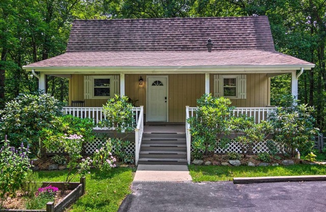 Stylish Fairview Farmhouse Deck and Wishing Well!