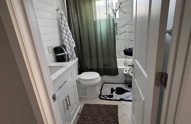Stylish, Family Friendly Collingdale Home, Near Philly, Fireplace, Parking, WiFi