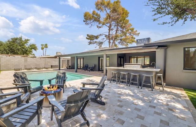 Stylish Family-friendly 5 bedroom just 2 miles from Old Town Scottsdale.