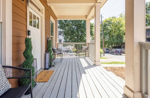 Stylish Family Home Downtown-BigRooms-FreeParking-Central