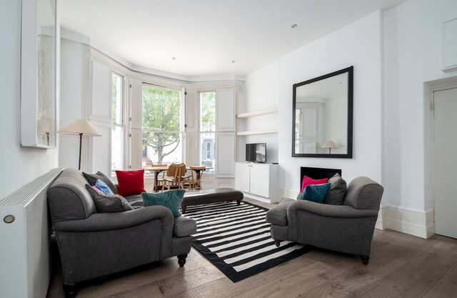 Stylish Flat Steps Away from Portobello Market