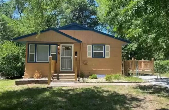 Stylish-Fully Furnished 5bdrm Home Walking Distance from Arrowhead Stadium!