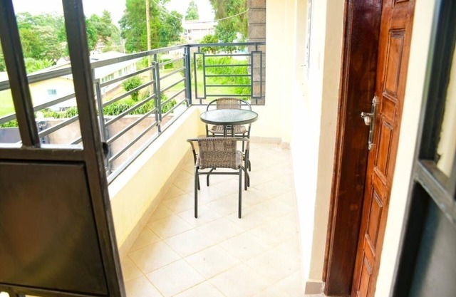 Stylish fully furnished 2 bedroom 2 bath in Kitale 5 min from city center