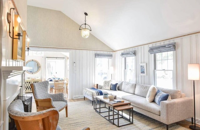 Stylish Getaway! Easy walk to Neighborhood Beach!