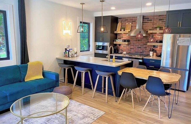 Queen & Mill - Family Fun steps to downtown, parks, spa, and 3km to golf course
