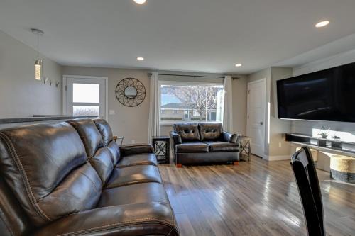 Stylish Green Bay Townhome, Walk to Lambeau Field!
