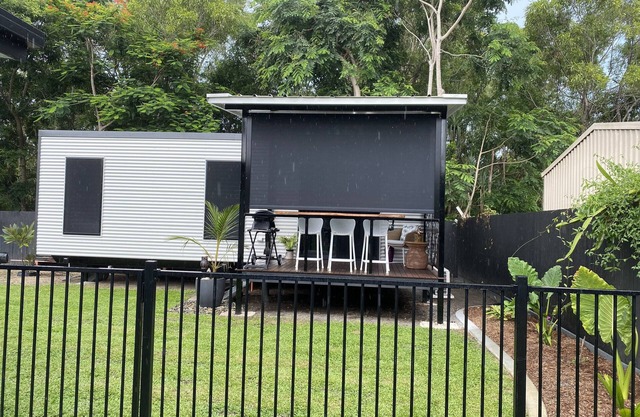 Stylish guesthouse short bush walk to beautiful swim beach.