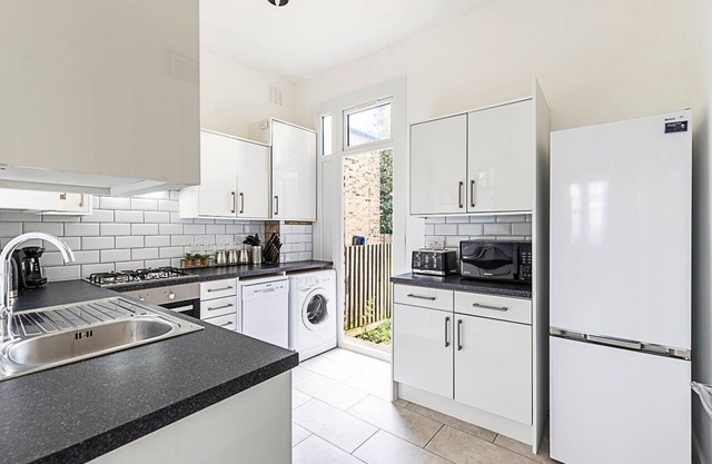 Stylish Harlesden Flat with Garden & Modern Charm