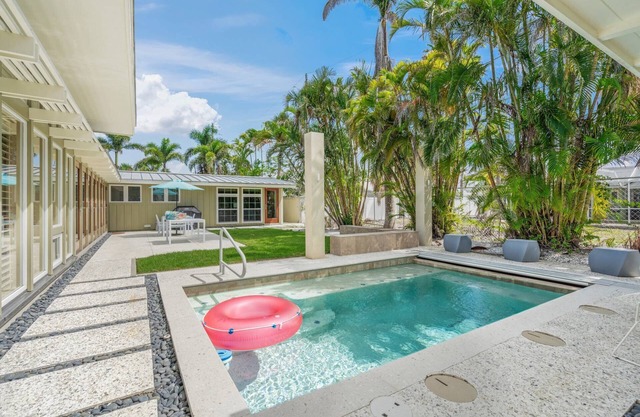 Stylish Hidden Gem w/ Pool Steps to Lido Beach & St. Armands Circle