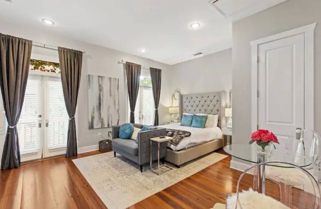 Stylish, Historic District Studio, Romantic & Private