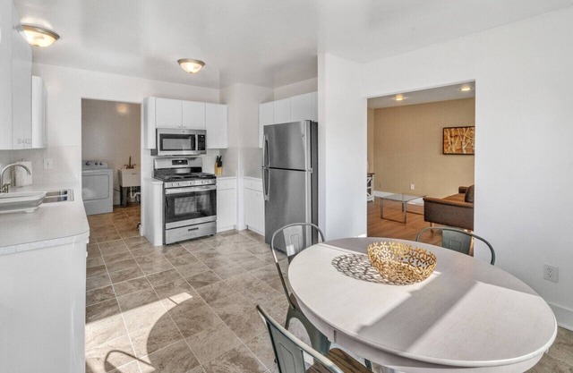 Stylish Home Close to Downtown Royal Oak 4BD, 2BA