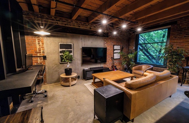 Stylish Industrial Loft Historic Gastown