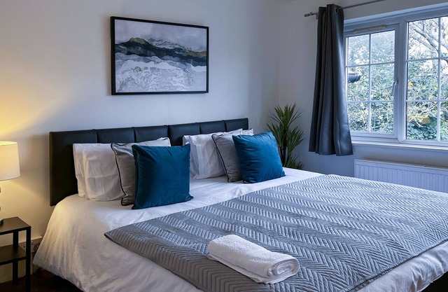 Stylish King room close to Heathrow airport