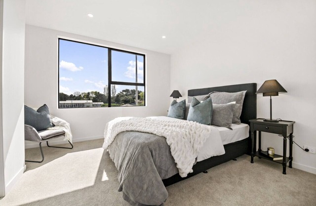Stylish Lake Retreat with Massage Chair & Garden