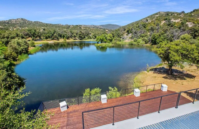 Stylish Lakefront -Backyard Fishing -near Julian