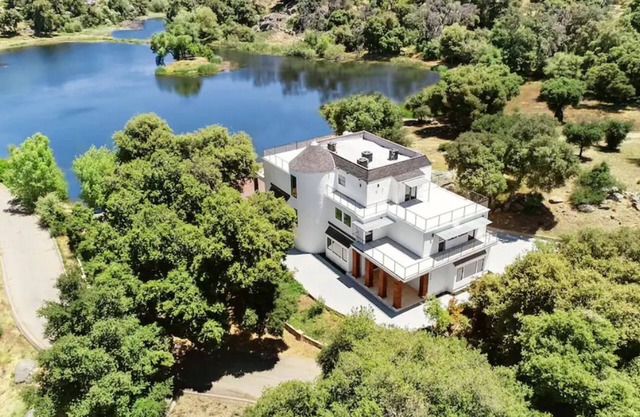 Stylish LAKEFRONT home near Julian