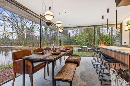 Stylish lakehouse in idyllic, private green scenery