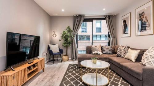 Stylish Liverpool Apartment with Parking & Balcony