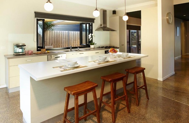 Stylish Living- Fireplace, WiFi, Linen, 4 bdrm, Beach 850m