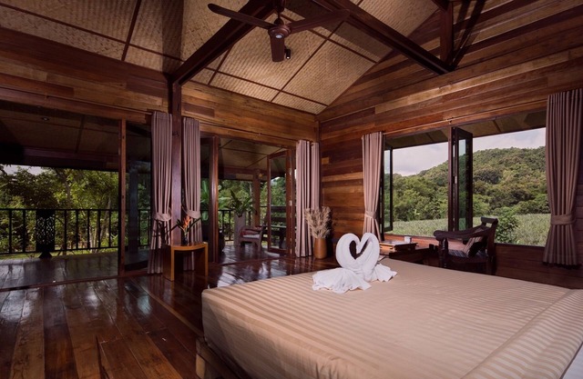 Elegante loft en longhouse de madera forjado