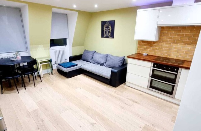 Stylish London Apartment with Terrace & Parking