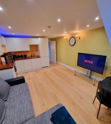 Stylish London Apartment with Terrace & Parking