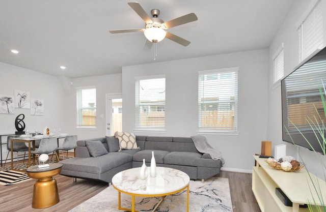 Stylish & luxurious Family Home ★10min to Downtown Houston ★ Sleep 8