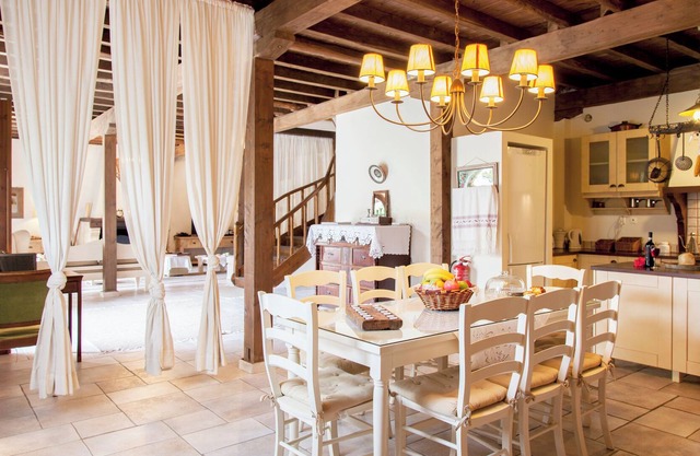 Stylish Luxury Historic Mansion. Minutes From the Best Beaches on the Island!