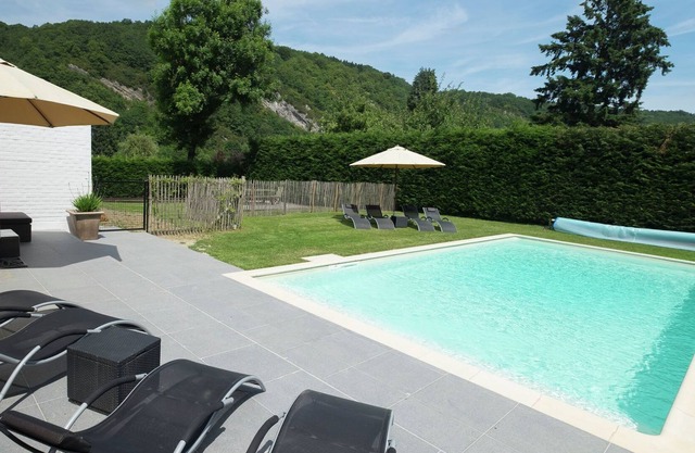 Mansión elegante, en las Ardenas con piscina compartida