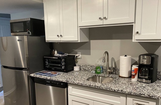 Stylish MidMod Premium Fully Equipped Apt - Lower