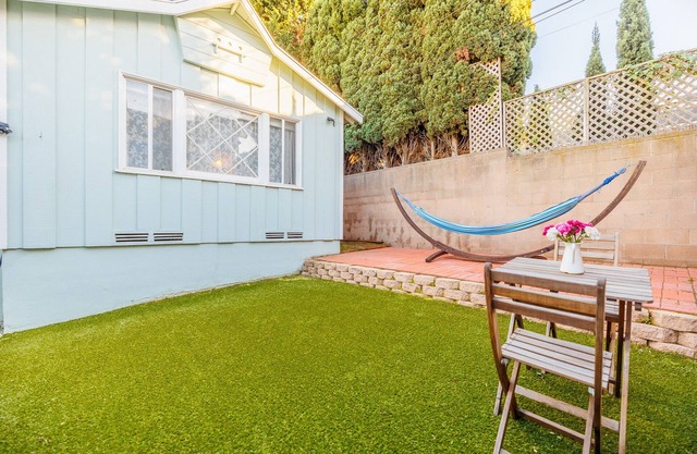 Stylish mini-studio close to LAX and the beach with AC