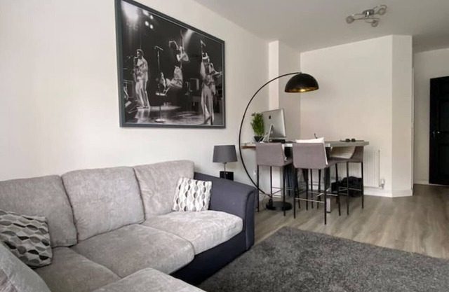 Stylish Modern 1 Bedroom Flat With Patio Garden & Parking