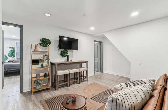 Stylish, Modern 2-Bedroom Retreat, Central with WiFi & AC