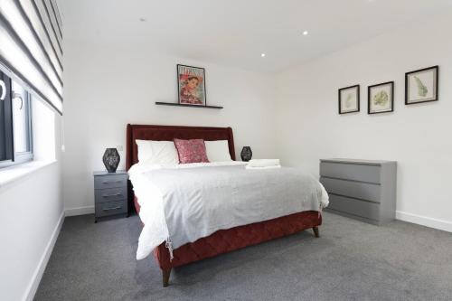 Stylish Modern Apartment by Aldgate East Station 5