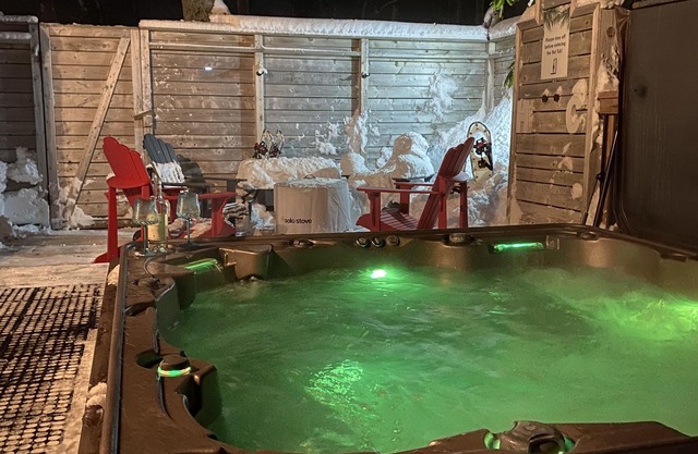 Stylish Modern Home W/ Hot Tub, Pool and Privacy!