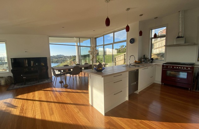 Stylish modern home with spectacular views, close to town and Bay of Islands.