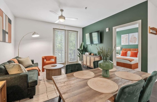 Stylish Modern Queen Suite + Parking, Pet Friendly