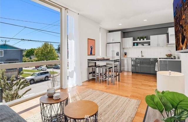 STYLISH, MODERN, TOWNHOUSE NEAR BALLARD AVE.