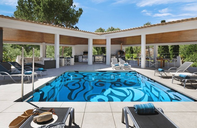 Elegante villa cerca del casco antiguo con piscina privada y amplio jardín.
