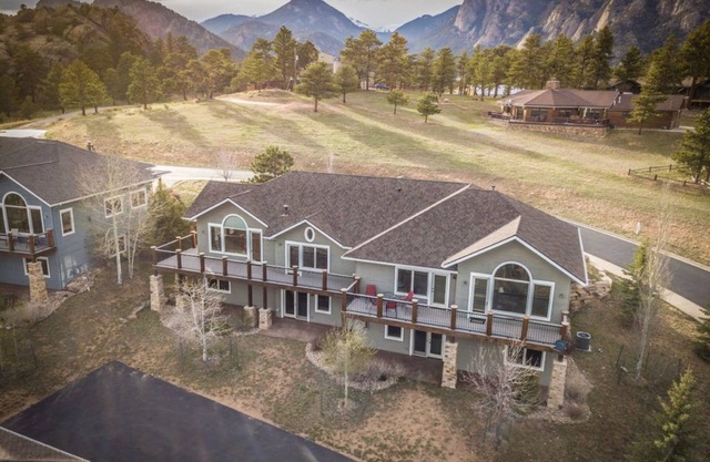 Stylish mountain family home with hot tub and all the views you could ask for!