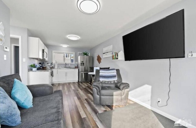 Stylish new 1 bedroom unit [16]