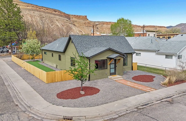 Stylish New 3-bedroom Retreat in Downtown Palisade with AC