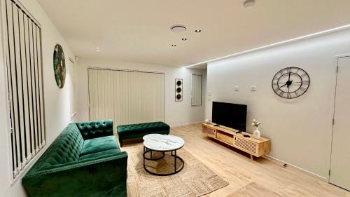 Stylish New & Cosy 3-Bedroom Entire Home in Auckland, Free Parking - Perfect for Your Next Getaway!